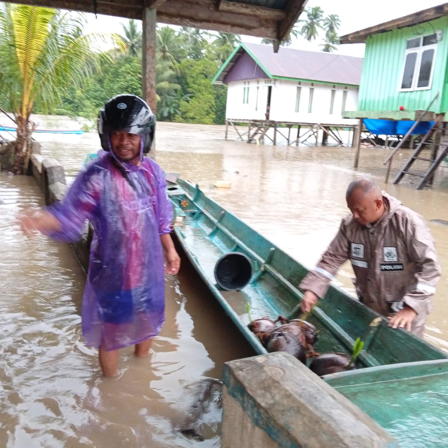 Kapolsek Kulbar, Ariana, SH.,MH saat membantu warga